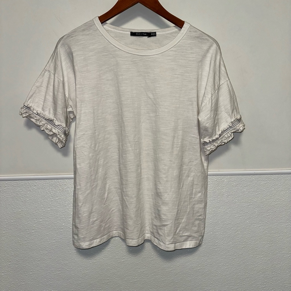 Women's Doe & Rae T-Shirt, M, White Ruffle Sleeve Short Sleeve